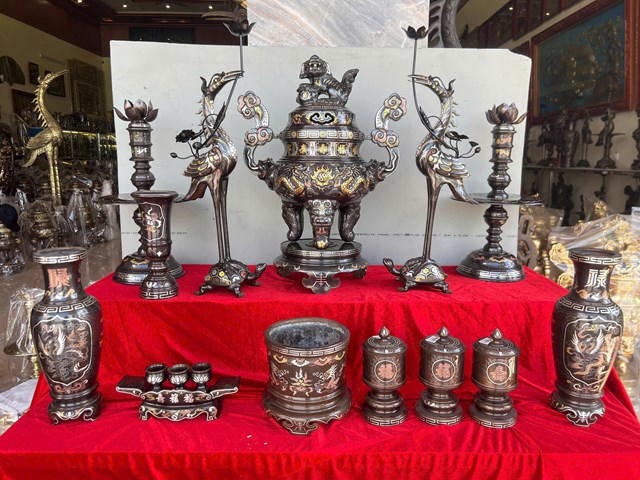 Bộ đồ thờ bằng đồng tam khí với đầy đủ phụ kiện: đỉnh, đôi hạc chầu, chân nến, lọ hoa, ống hương… mang đậm giá trị tâm linh.