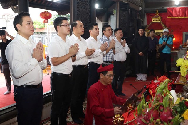 Nghi lễ dâng hương tại Đền Nghè trước khi rước nước