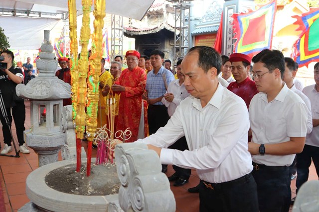 Đại biểu và nhân dân dâng hương cầu quốc thái dân an, mưa thuận gió hòa