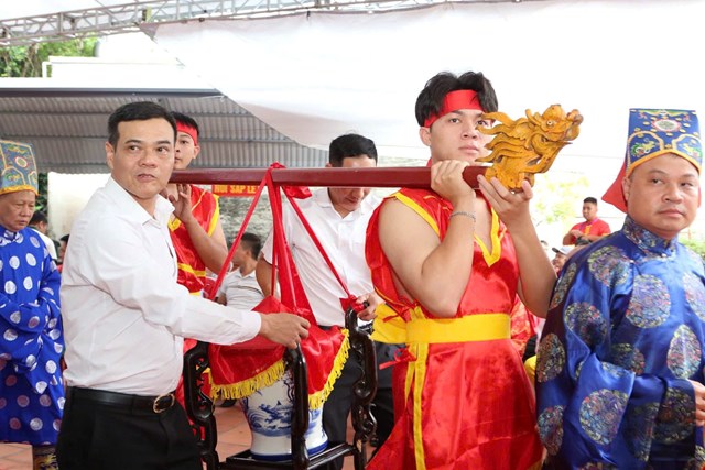 Nghi thức lấy nước – đựng chum sành, phủ vải đỏ và rước về đền bằng kiệu long đình, thể hiện sự tôn kính với thủy thần