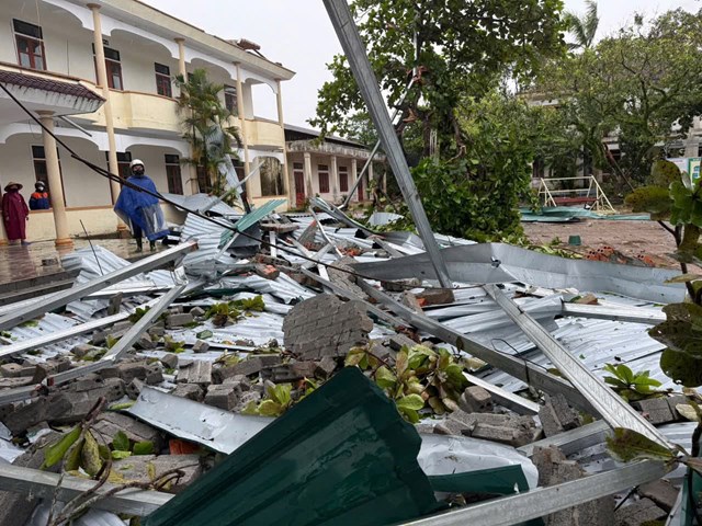 Hà Tĩnh tan hoang sau bão.