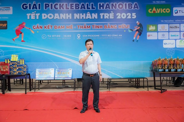 Ông Trần Hữu Đông – Phó Chủ tịch Hội Doanh nghiệp Trẻ Hà Nội phát biểu tại Giải Pickleball Tết Doanh nhân Trẻ 2025.