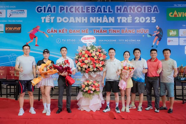 Đại diện lãnh đạo Câu lạc bộ Pickleball HNBA nhận hoa chúc mừng từ Hội Doanh nghiệp Trẻ Việt Nam.
