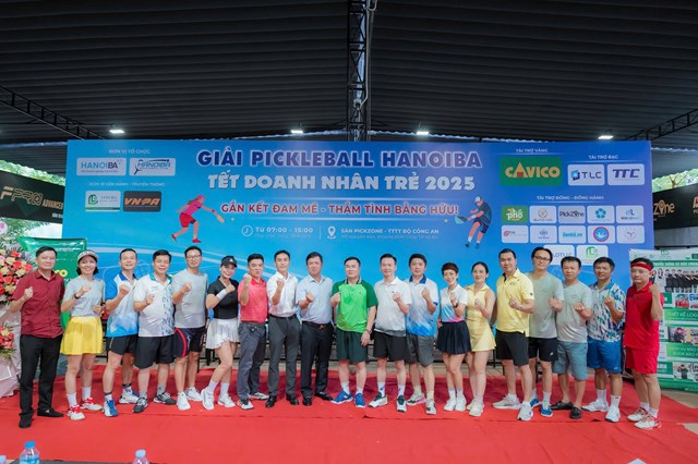 Đại diện lãnh đạo Hội chụp ảnh lưu niệm, ghi dấu tinh thần gắn kết của cộng đồng doanh nhân trẻ tại Giải Pickleball Tết Doanh nhân Trẻ 2025.