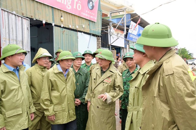 Ph&oacute; Thủ tướng Trần Hồng H&agrave; đ&atilde; trực tiếp kiểm tra c&ocirc;ng t&aacute;c ứng ph&oacute; b&atilde;o số 10 tại Nghệ An