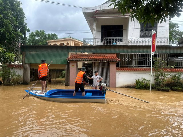 Lực lượng chức năng đến từng nh&agrave; cứu hộ người d&acirc;n