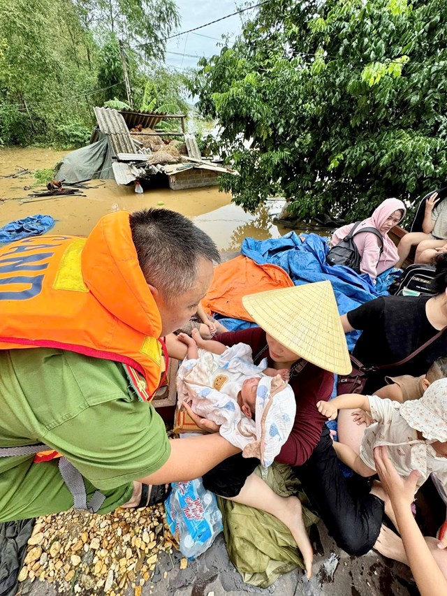 C&aacute;c chiến sĩ C&ocirc;ng an cứu hộ b&eacute; sơ sinh đến nơi an to&agrave;n tại x&atilde; T&acirc;n Kỳ