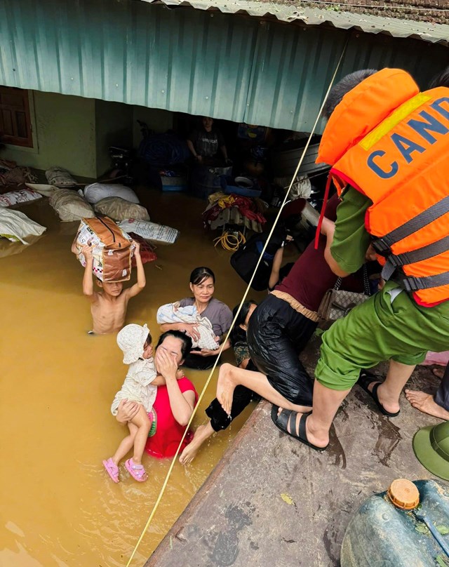 Nước lũ d&acirc;ng nhanh, người d&acirc;n hoảng loạn k&ecirc;u kh&oacute;c tại x&atilde; T&acirc;n Kỳ đ&atilde; được lực lượng cứu hộ ứng cứu kịp thời