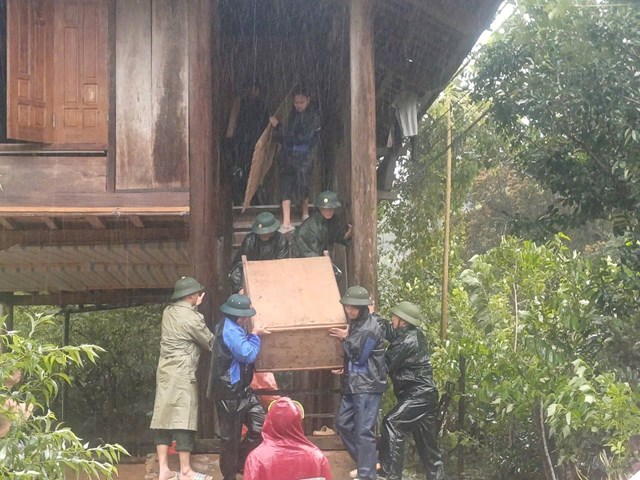 Bộ đội Bi&ecirc;n ph&ograve;ng gi&uacute;p người d&acirc;n x&atilde; Th&ocirc;ng Thụ, gi&aacute;p bi&ecirc;n giới Việt L&agrave;o sơ t&aacute;n t&agrave;i sản đến nơi an to&agrave;n