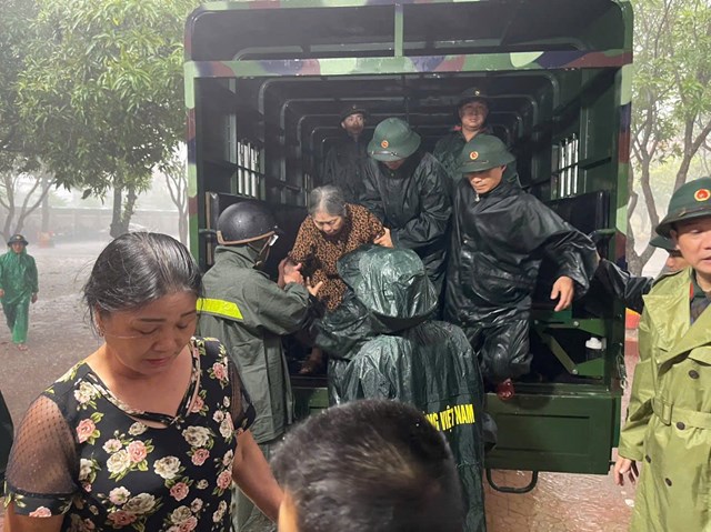 Gi&uacute;p người d&acirc;n tại phường Cửa L&ograve;