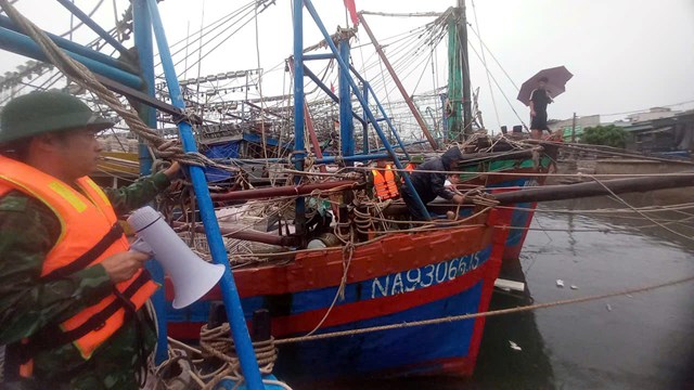 K&ecirc;u gọi t&agrave;u thuyền tr&aacute;nh tr&uacute; tại x&atilde; Quỳnh Phương