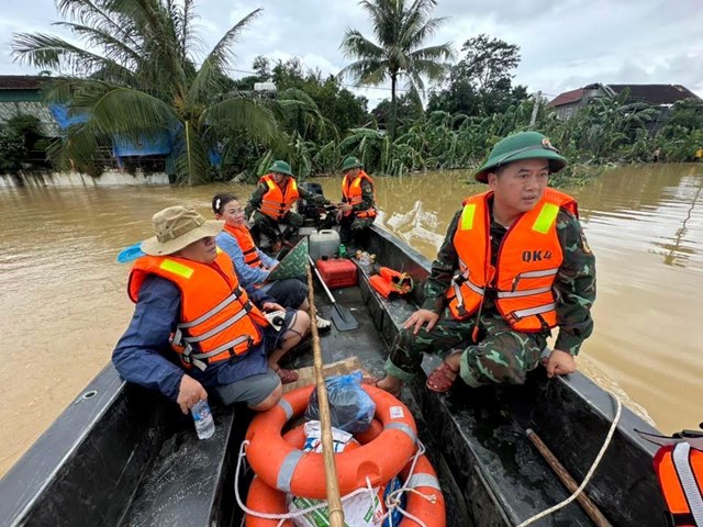 Lực lượng Qu&acirc;n khu 4 khẩn trương đến với người d&acirc;n c&aacute;c v&ugrave;ng bị c&ocirc; lập do lũ