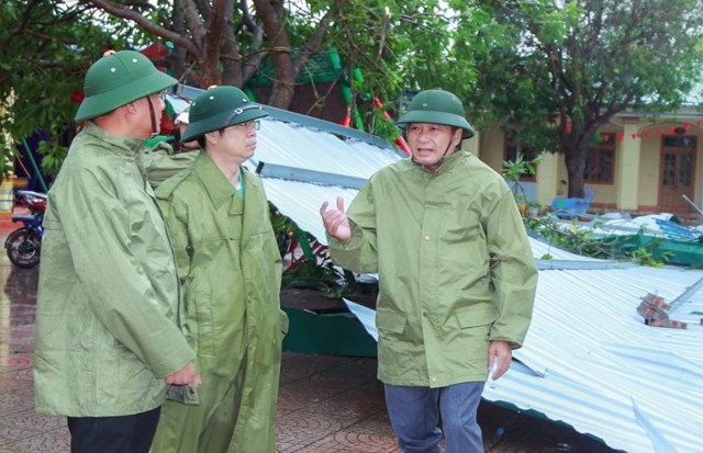 Chủ tịch UBND tỉnh Nghệ An, L&ecirc; Hồng Vinh (b&ecirc;n phải) kiểm tra c&ocirc;ng t&aacute;c khắc phục hậu quả b&atilde;o số 10