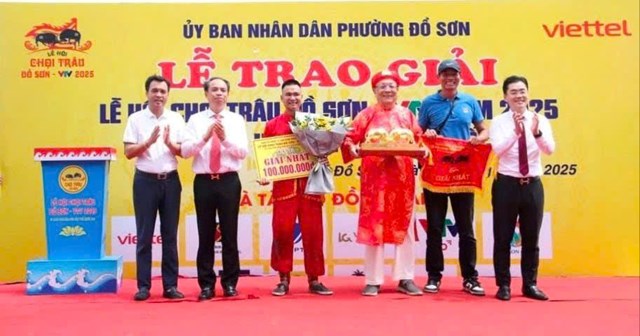 Ban Tổ chức trao Giải Nhất cho nghệ nh&acirc;n Đinh Đ&igrave;nh Ph&uacute; &ndash; chủ tr&acirc;u số 06, với phần thưởng 100 triệu đồng. Đ&acirc;y l&agrave; phần thưởng xứng đ&aacute;ng cho m&agrave;n thể hiện xuất sắc tại m&ugrave;a hội năm nay.