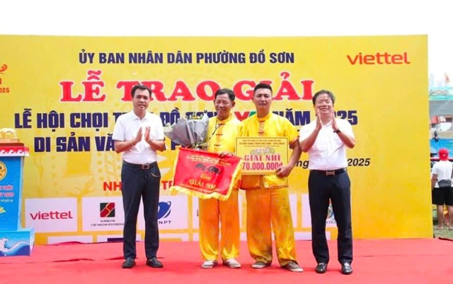 Đại diện Ban Tổ chức trao Giải Nh&igrave; trị gi&aacute; 70 triệu đồng cho chủ tr&acirc;u đạt hạng Nh&igrave; m&ugrave;a hội 2025.