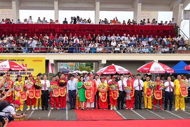 Ban Tổ chức, nghệ nh&acirc;n v&agrave; chủ tr&acirc;u c&ugrave;ng chụp ảnh lưu niệm tại Lễ trao giải Lễ hội Chọi tr&acirc;u Đồ Sơn 2025 &ndash; sự kiện văn h&oacute;a đặc sắc của th&agrave;nh phố Hải Ph&ograve;ng.