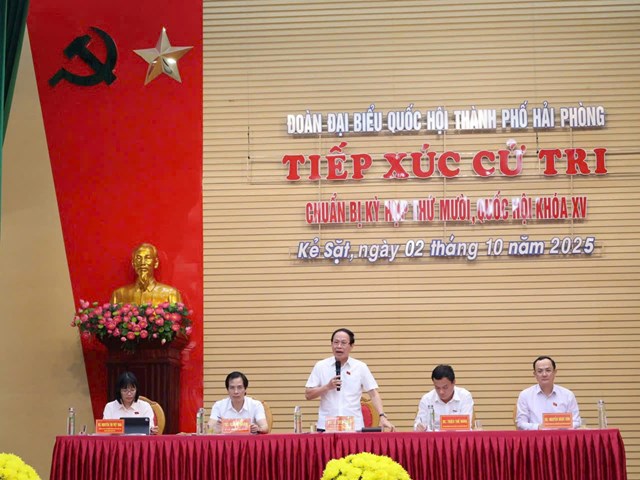 Đồng ch&iacute; L&ecirc; Tiến Ch&acirc;u &ndash; Ủy vi&ecirc;n Trung ương Đảng, B&iacute; thư Th&agrave;nh ủy, Trưởng Đo&agrave;n ĐBQH th&agrave;nh phố ph&aacute;t biểu tại buổi tiếp x&uacute;c, khẳng định tinh thần lắng nghe, tiếp thu, phản &aacute;nh trung thực tiếng n&oacute;i cử tri tới Quốc hội.