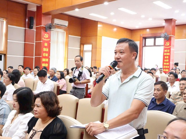 Cử tri ph&aacute;t biểu thẳng thắn, d&acirc;n chủ, tập trung v&agrave;o c&aacute;c nh&oacute;m vấn đề về hạ tầng, m&ocirc;i trường, đất đai, an sinh x&atilde; hội.