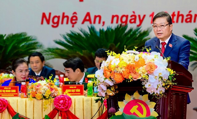 Đồng chí Lê Hồng Vinh - Phó Bí thư Tỉnh ủy, Chủ tịch UBND tỉnh trình bày, đánh giá khái quát 5 năm thực hiện Nghị quyết Đại hội đại biểu Đảng bộ tỉnh lần thứ XIX