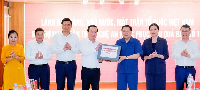 Nhân dịp tham dự Đại hội Đảng bộ tỉnh Nghệ An, đồng chí Phan Đình Trạc đã trao hỗ trợ của lãnh đạo Đảng, Nhà nước, MTTQ Việt Nam cho nhân dân tỉnh Nghệ An khắc phục hậu quả bão số 10.