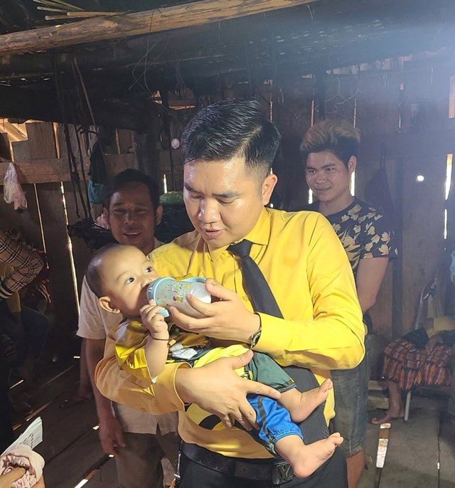 Doanh nhân Hoàng Nguyễn Trọng Dũng trao tình cảm, sẻ chia với cháu Cụt Tiến Long, con của những nạn nhân mất sớm trong vụ tai nạn giao thông trên cao tốc Cam Lộ – La Sơn