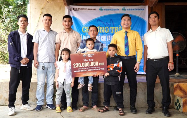 Doanh nhân Hoàng Nguyễn Trọng Dũng nhận đỡ đầu bé 3 tuổi tại Hương Khê, Hà Tĩnh