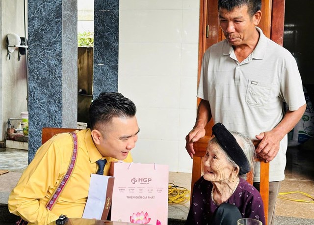 Thăm hỏi tặng quà Mẹ Việt Nam có công với nước ở Hà Tĩnh