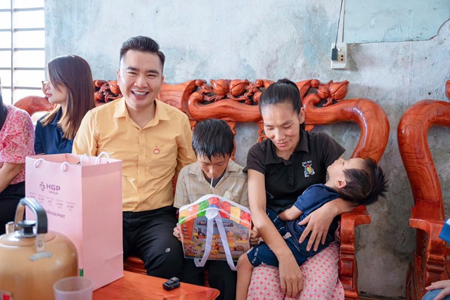 Nhận nuôi, đỡ đầu 151 trẻ mồ côi trên địa bàn Nghệ An và Hà Tĩnh.