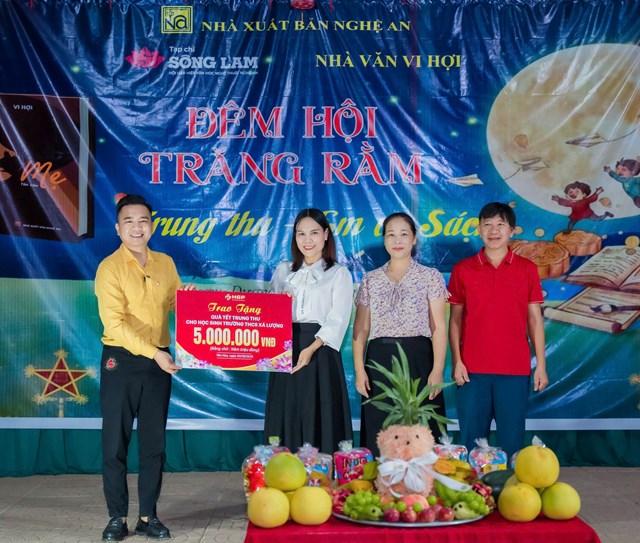 Tặng quà hỗ trợ đơn vị tổ chức Tết Trung thu cho các cháu vùng cao, Nhà văn Bùi Ngọc - Giám đốc Nhà xuất bản Nghệ An làm Trưởng ban tổ chức