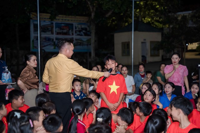 Tặng quà và giao lưu cùng các em học sinh vùng cao