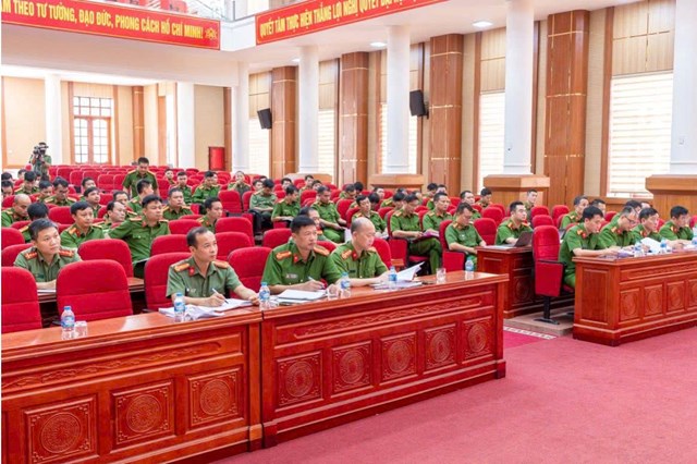 C&aacute;c đại biểu, c&aacute;n bộ chiến sĩ C&ocirc;ng an c&aacute;c phường, x&atilde; dự hội nghị, tập trung thảo luận v&agrave; đề xuất giải ph&aacute;p nhằm n&acirc;ng cao hiệu quả c&ocirc;ng t&aacute;c bảo đảm ANTT ở cơ sở.