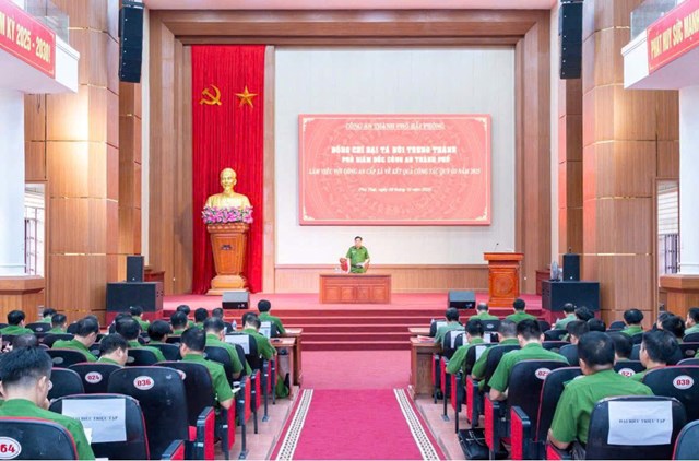 Quang cảnh buổi l&agrave;m việc của đo&agrave;n c&ocirc;ng t&aacute;c CATP với C&ocirc;ng an 22 phường, x&atilde; tr&ecirc;n địa b&agrave;n c&aacute;c huyện Kim Th&agrave;nh, Thanh H&agrave;, TP Ch&iacute; Linh v&agrave; TX Kinh M&ocirc;n tại UBND x&atilde; Ph&uacute; Th&aacute;i.