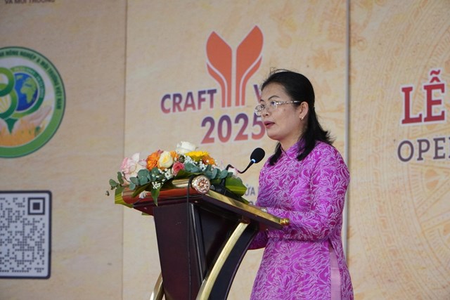 Bà Đinh Thị Thu, Phó Giám đốc Sở Nông nghiệp và Môi trường Lạng Sơn: Sở Nông nghiệp và Môi trường tỉnh tham gia Hội chợ với mong muốn quảng bá, nâng cao thương hiệu và giới thiệu các sản phẩm đặc trưng của địa phương,