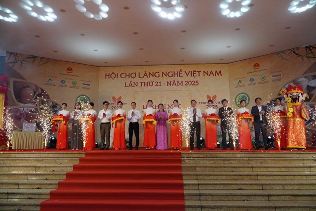Hội chợ Làng nghề Việt Nam 2025: Tôn vinh bàn tay Việt, khơi nguồn sáng tạo mới - Ảnh 1