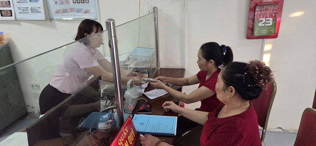 Gia đình bà Nguyễn Thị Hoa, xã Vĩnh Phú, vui mừng nhận khoản vay ưu đãi từ chương trình tín dụng dành cho sinh viên theo học các ngành STEM, do Phòng Giao dịch Ngân hàng Chính sách xã hội Vĩnh Tường thực hiện giải ngân.