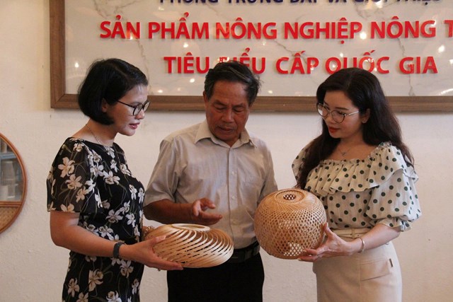 Cựu chiến binh Thái Đại Phong đang giới thiệu sản phẩm mây tre đan với các phóng viên Tạp chí Kinh tế & Đồ uống, chia sẻ câu chuyện sáng tạo và phát triển nghề truyền thống.