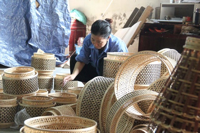 Công nhân Công ty Đức Phong hoàn thiện sản phẩm tại kho trước khi đóng gói và xuất khẩu, đảm bảo chất lượng và tiêu chuẩn quốc tế