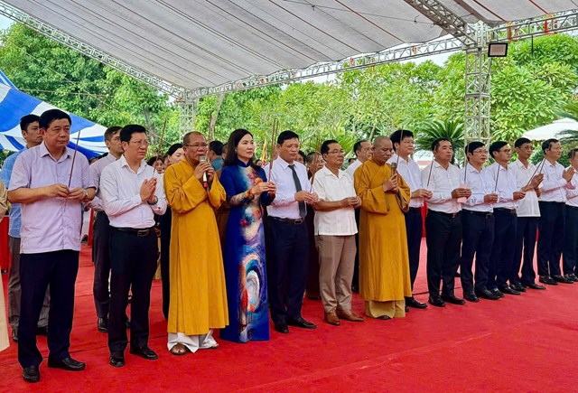 Đại biểu d&acirc;ng hương c&aacute;c vua Trần.