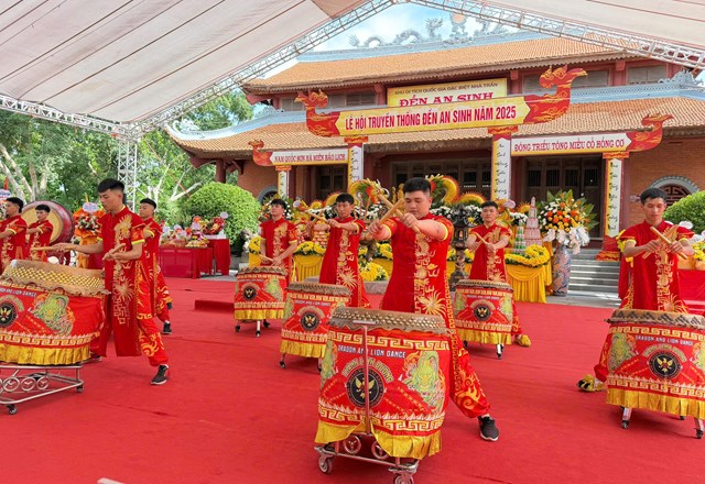 Nhiều tiết mục nghệ thuật đặc sắc được biểu diễn tại lễ hội.