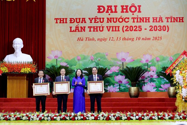 Trao tặng Huân chương Lao động hạng Nhì cho 3 cá nhân Hà Tĩnh có thành tích đặc biệt xuất sắc.