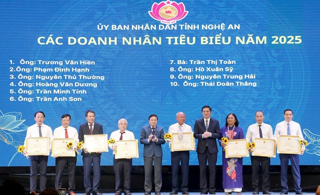 Phó Bí thư Thường trực Tỉnh ủy Hoàng Nghĩa Hiếu và Chủ tịch UBND tỉnh Lê Hồng Vinh trao Bằng khen của UBND tỉnh cho 10 doanh nhân tiêu biểu năm 2025;