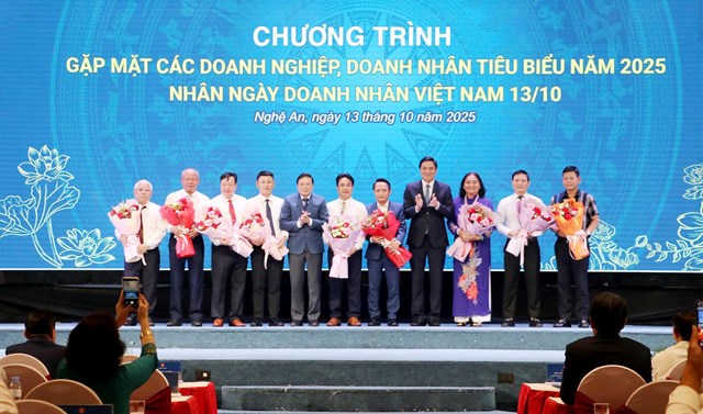 Phó Bí thư Thường trực Tỉnh ủy Hoàng Nghĩa Hiếu và Chủ tịch UBND tỉnh Lê Hồng Vinh trao Bằng khen và tặng hoa các doanh nhân tiêu biểu