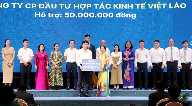 Phó Chủ tịch Thường trực Ủy ban MTTQ tỉnh Nguyễn Đình Hùng tiếp nhận tiền hỗ trợ của doanh nghiệp