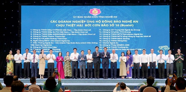 Lãnh đạo tỉnh Nghệ An chụp ảnh lưu niệm cùng các đại biểu