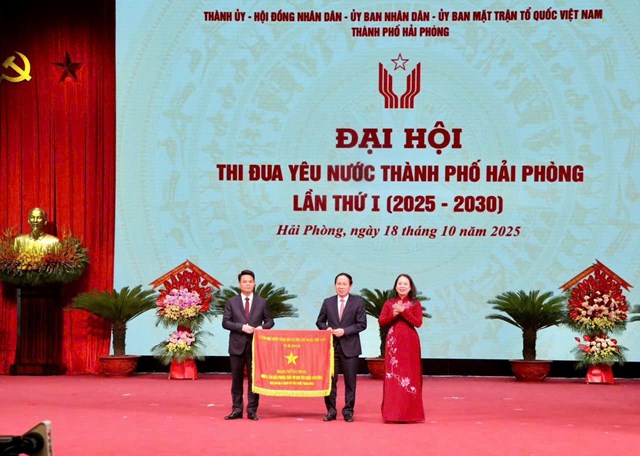 Ph&oacute; Chủ tịch nước V&otilde; Thị &Aacute;nh Xu&acirc;n trao Cờ thi đua của Ch&iacute;nh phủ cho l&atilde;nh đạo th&agrave;nh phố Hải Ph&ograve;ng tại Đại hội Thi đua y&ecirc;u nước th&agrave;nh phố lần thứ nhất (2025&ndash;2030), s&aacute;ng 18/10/2025.