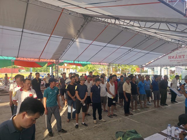 Đông đảo nhân dân và các dòng họ tham dự lễ khai mạc Hội thi Pháo đất năm 2025.