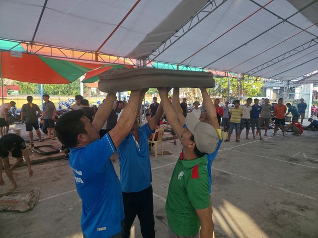 Các pháo thủ chuẩn bị phần thi pháo đất tại sân nhà văn hóa làng Tiền Hải.