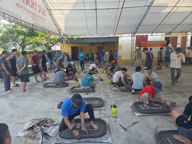 Không khí sôi nổi, hào hứng tại phần thi nặn pháo và tung pháo đất.