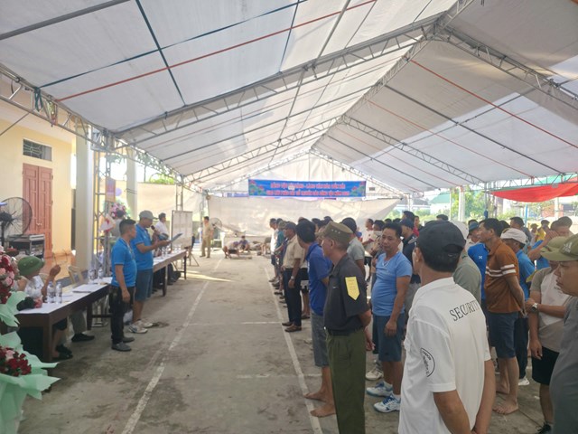 Ban giám khảo làm việc nghiêm túc, đánh giá kết quả từng phần thi.