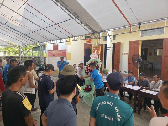 Đại diện các dòng họ, khách mời và người dân cùng cổ vũ, lan tỏa tinh thần truyền thống quê hương.